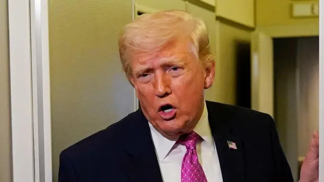 El presidente Donald Trump hablando con la prensa en el avión presidencia Air Force One