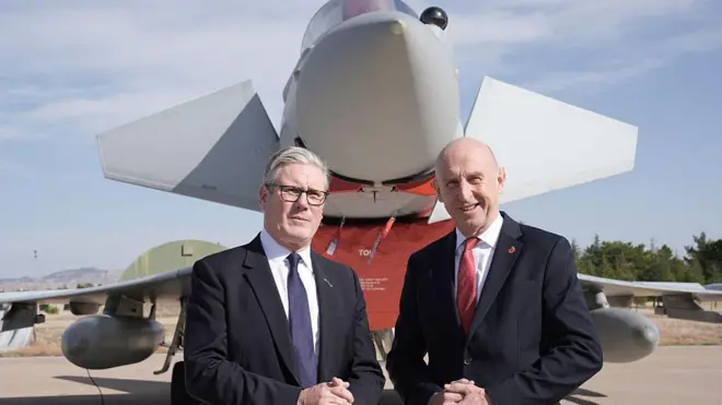 İngiltere Başkananı Keir Starmer ve İngiltere Savunma Bakanı John Healey Ankara'da Mürted Hava Meydan Komutanlığı'na gönderilen Eurofighter Typhoon savaş uçaklarını inceledi, 27 Ekim 2025.