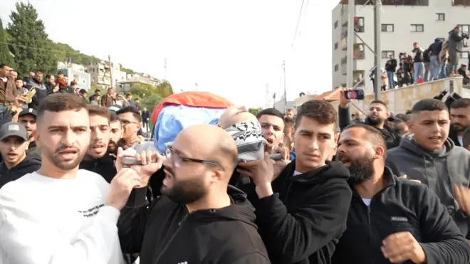 تشييع جثامين شبان فلسطينيين في طولكرم