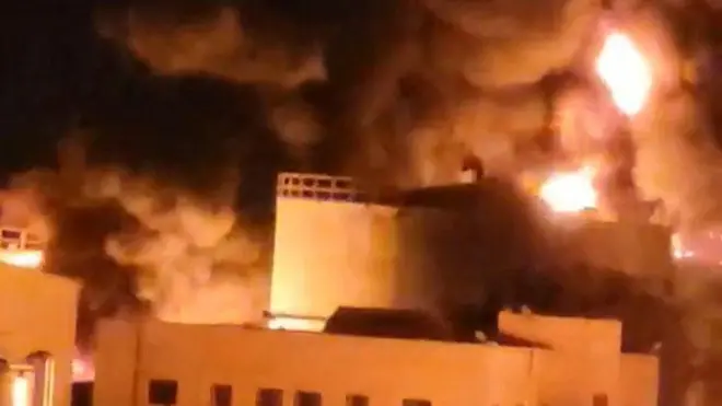 يتصاعد الدخان والنيران من مقر محطة توليد الكهرباء المركزية حزيز في محافظة صنعاء باليمن في لقطة الشاشة هذه المأخوذة من مقطع فيديو نُشر على وسائل التواصل الاجتماعي في 19 ديسمبر/ كانون أول 2024.