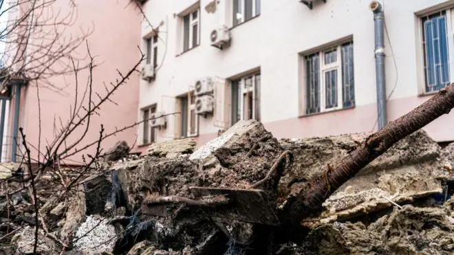 چند ساعت پس از موافقت پوتین برای توقف حملات به زیرساخت‌های انرژی، ولودیمیر زلنسکی گفت: «مناطقی به‌ویژه به زیرساخت‌های غیرنظامی از جمله بیمارستانی در سومی هدف قرار گرفته است.»