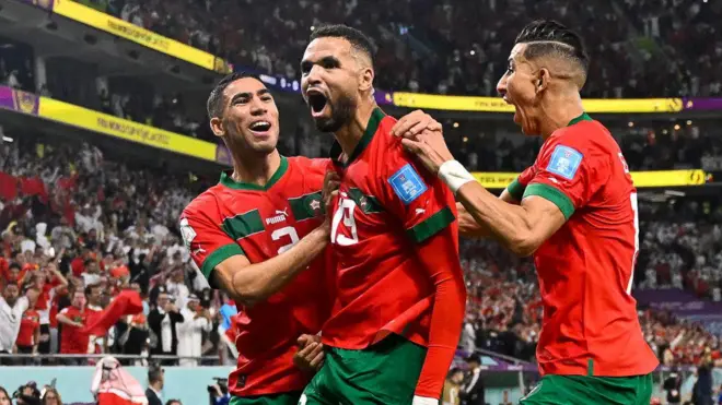 Youssef En-Nesyri (tengah) dan rekan-rekannya merayakan gol ke gawang Portugal dalam babak perempat final Piala Dunia 2022. Berkat golnya, Maroko menjadi tim Afrika pertama yang lolos ke laga semifinal Piala Dunia.
