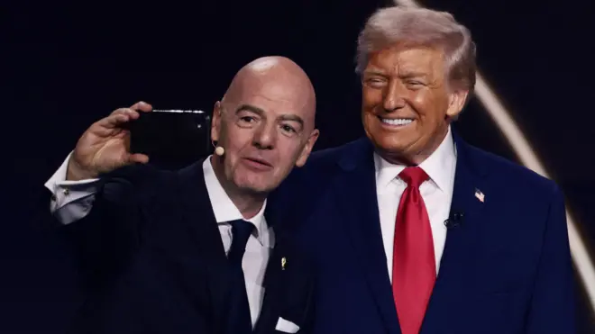 華盛頓2026世界盃抽籤儀式上因凡蒂諾（左）舉起手機與特朗普（右）自拍（5/12/2025）