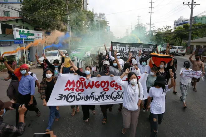 ဒီမိုကရေစီ အရေး တောင်းဆို ဆန္ဒပြသူများ 