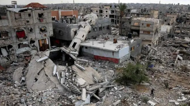 صورة لأنقاض مسجد من خان يونس جنوبي قطاع غزة يوم 7 أكتوبر/تشرين الأول 2024