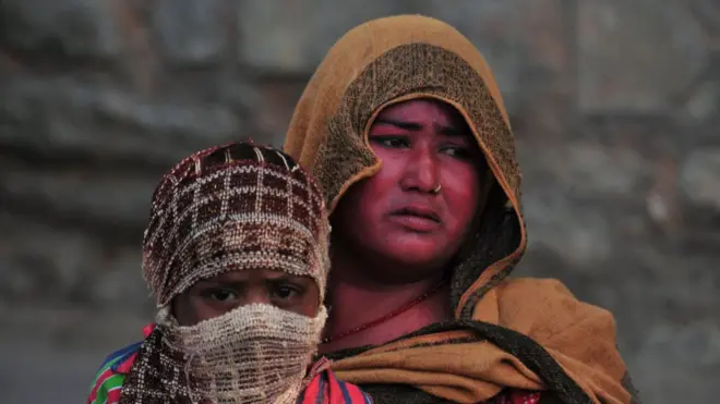 प्रवासी कामगार महिला, अपने बच्चे के साथ