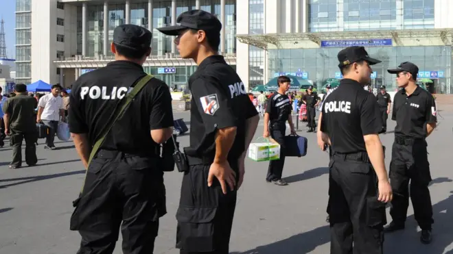 پولیس نے تینوں حملہ آوروں کو گولی مار کر ہلاک کر دیا