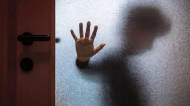 Дитина у зачиненій кімнаті