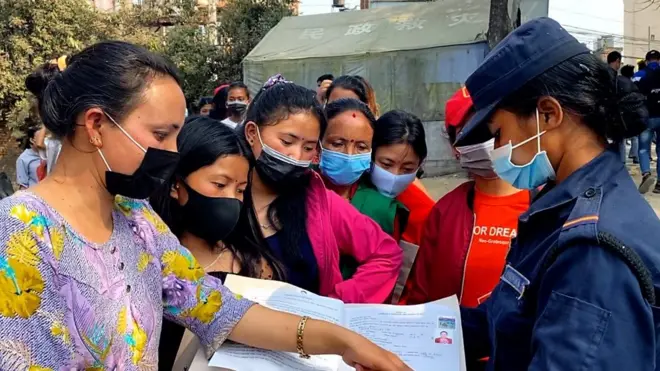 म्यादीका लागि आवेदन दिन काठमाण्डूको टेकूमा जम्मा भएका केही महिलाहरू।