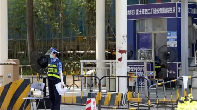 工人們又稱，工廠周圍區域已被封鎖了好幾天，新冠病毒陽性的工人每天都要接受檢測和隔離，以試圖控制疫情。