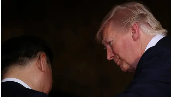 习近平和特朗普在海湖庄园交流互动。