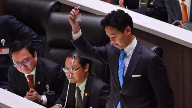 นายพิธา ชูดบัตรประจำตัว ส.ส. 