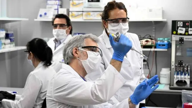 يجري فنيون أبحاثا عن فيروس كورونا المستجد في معمل في العاصمة الأرجنتينية بيونس آيريس، في وقت أكدت أكثر من 300 دراسة إصابة مرضى كورونا المستجد باضطرابات عصبية