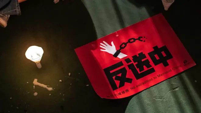 香港「六四」燭光悼念晚會上一面反對《逃犯條例》修訂草案之海報置於地上（4/6/2019）