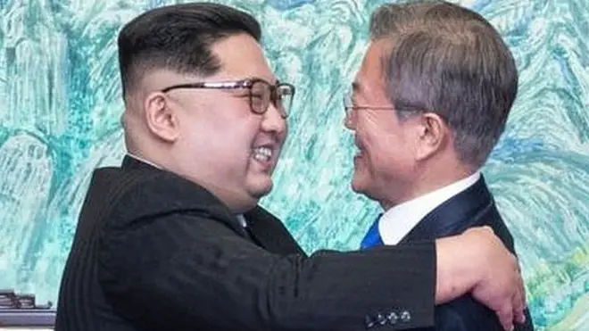 समझौते पर दस्तखत करने के बाद गले मिले किम जोंग-उन और मून जे-इन