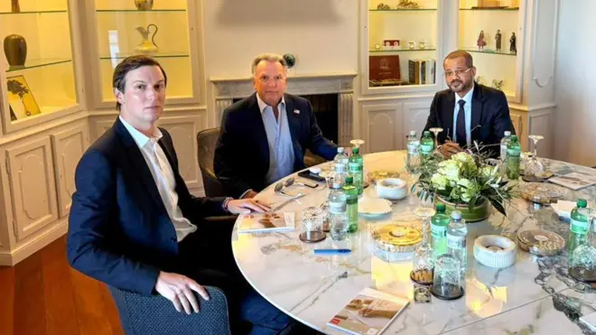 جاريد كوشنر وستيف ويتكوف مع وزير خارجية عُمان. بدأت الجولة الثالثة من المحادثات النووية بين الولايات المتحدة وإيران في جنيف بوساطة عُمانية. 26 فبراير/شباط 2026