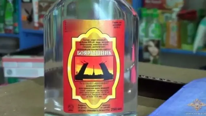 Label di botol pelembab mandi ini bertuliskan ethyl alcohol, bukan methanol yang berbahaya.