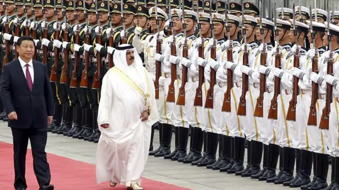 پادشاه بحرین در ۲۸ مه برای شرکت در این مجمع وارد پکن شد