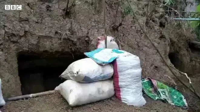 หลังทหารเมียนมาปฏิบัติการโจมตีเขตอิทธิพลของกองกำลังเคเอ็นยู ชาวบ้านที่ค่ายอพยพอิตูท่า รัฐกะเหรี่ยง ต้องทิ้งบ้านไปหลบอยู่ตามป่าและโขดหินเพราะกลัวการโจมตีทางอากาศรอบใหม่