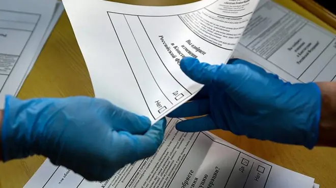 Передача бюллетеня на голосовании по поправкам к Конституции