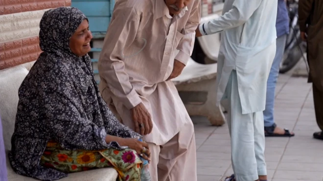 कराची में भीषण गर्मी जा रही है लोगों की जान