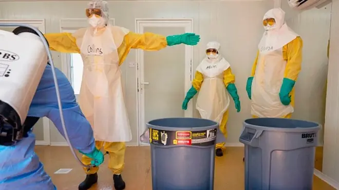 Des agents de santé formés à l'utilisation des équipements de protection contre Ebola en RDC.