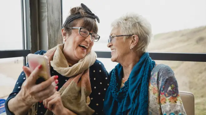 امرأتان مسنتان