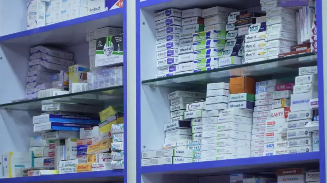 په یو درملتون کې په کتارونو کې درمل ښکاري