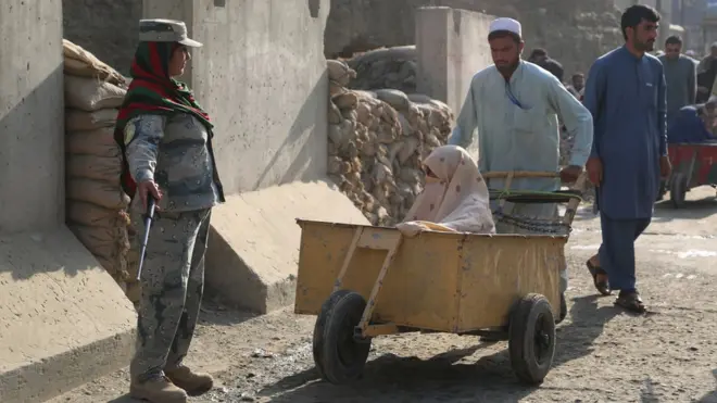 ذاکره در گذرگاه مرزی تورخم در شرق افغانستان وظیفه دارد که زنانی را که از آن سوی مرز می آیند، بازرسی کند