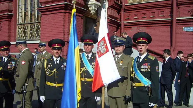 На параді українські військовослужбовці могли сфотографуватися з військовими з різних країн світу