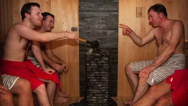 جیمز لندل، خبرنگار دیپلماتیک بی‌بی‌سی (راست) دیپلماسی سونا را امتحان کرد