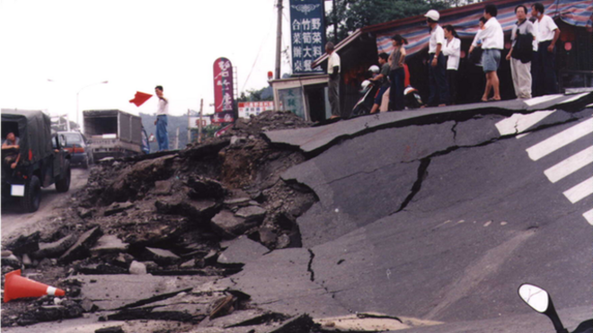 台灣1999年的921大地震，造成2415人罹難。