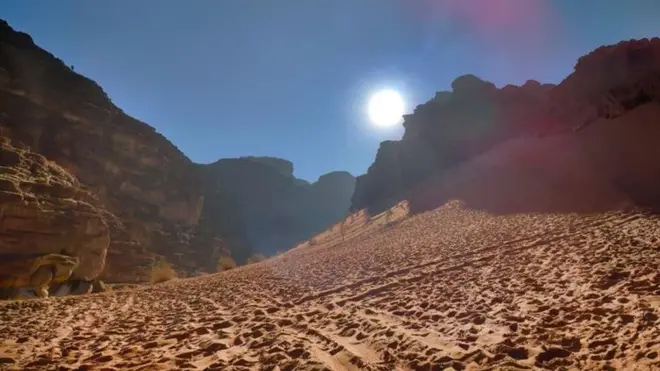 Ер сайёраси машҳур фантаст ёзувчи Фрэнк Ҳербертнинг "Дюна" асаридаги Арракис саҳро сайёрасига ўхшаб қолади
