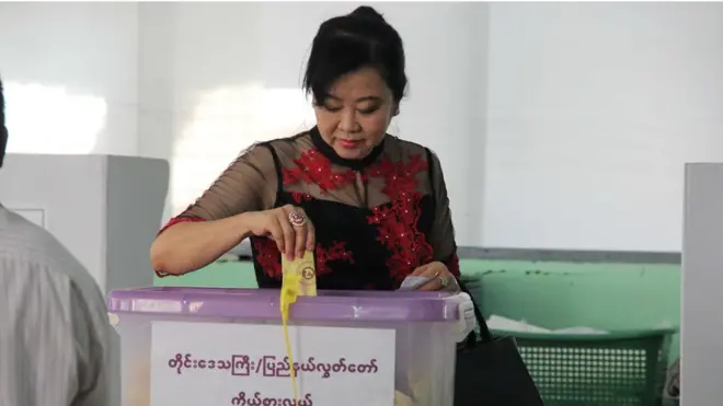 မဲပေးနေသူတစ်ဦး