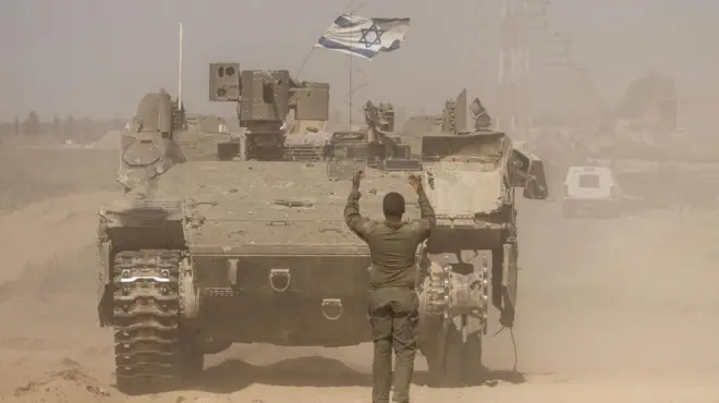آليات الإسرائيلية بالقرب من مدينة رفح
