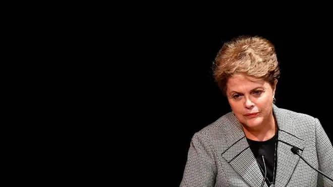 Dilma com olhar um pouco sériojogos que dão dinheiro de verdade via pixpé, diantejogos que dão dinheiro de verdade via pixmicrofone e fundo preto