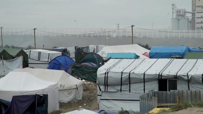 Волонтеры, помогающие беженцам и мигрантам в лагере "Джунгли" в Кале, рассказали Би-би-си, что у них заканчиваются палатки и еда.