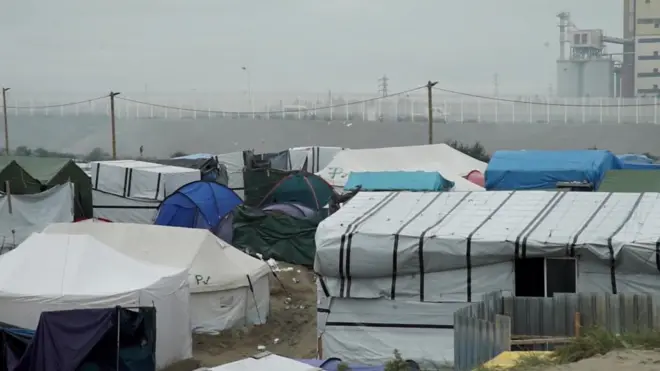 Волонтеры, помогающие беженцам и мигрантам в лагере "Джунгли" в Кале, рассказали Би-би-си, что у них заканчиваются палатки и еда.