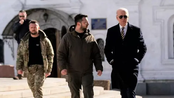 پست‌های کذب ادعا کرده‌اند که محافظ شخصی رئیس‌جمهور زلنسکی، ماکسیم دونتس (چپ) بدل او است