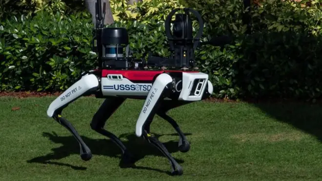 Um cão-robôcassino seguroaparência futurista feito pela Boston Dynamics patrulhando terreno da residênciacassino seguroDonald Trump na Flórida