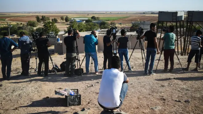 Türkiye sınırından Suriye'deki çatışmaları görüntüleyen kameramanlar