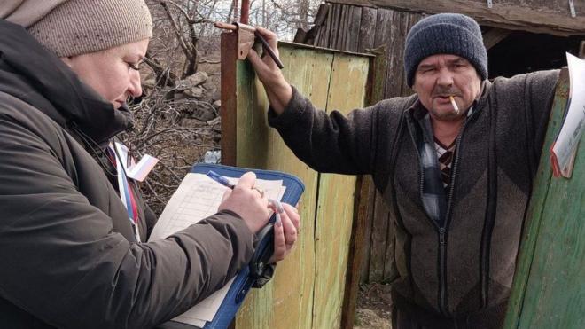 Женщина пришла агитировать поучаствовать в выборах, Донецкая область