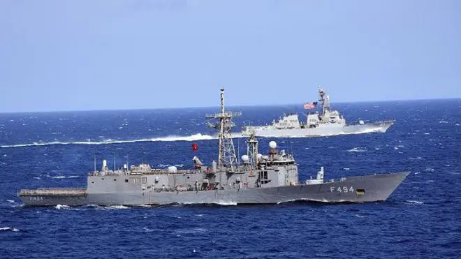 Önde Türk arkada Amerikan bayraklı iki donanma gemisi mavi sularda aynı yönde ilerliyor. 