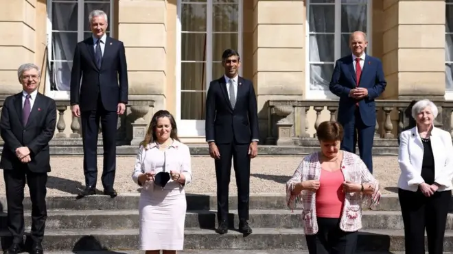 Групповая фотография министров финансов стран Большой семерки на встрече в Лондоне