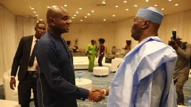 Atiku shake hand wit Kingsley Moghalu