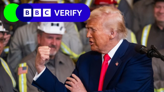 Le président Trump forme un premier avec sa main droite tout en se tenant le biceps avec sa main gauche. Derrière lui, un groupe de mineurs américains. Le logo BBC Verify a été placé dans le coin supérieur gauche de l'image.