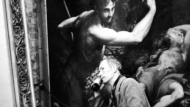 Служитель, обходящий подземные хранилища в Маноде