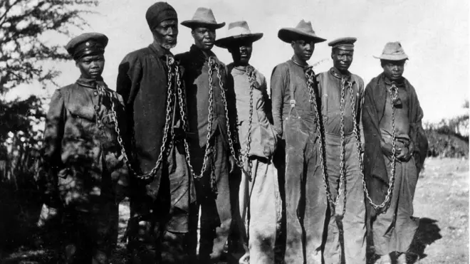 ሄሬሮን ናማን ዝብሃሉ ክልተ ካብ ቀንዲ ህዝብታት እታ ሃገር ብጭካነ ምስ ጨፍጨፉዎም፡ ብዓሰርተታት ኣሽሓት ዝቝጸሩ ሰባት ከምዝሞቱ ይግለጽ