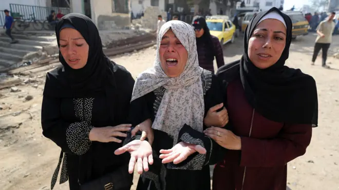 Tres mujeres llorando en Gaza.