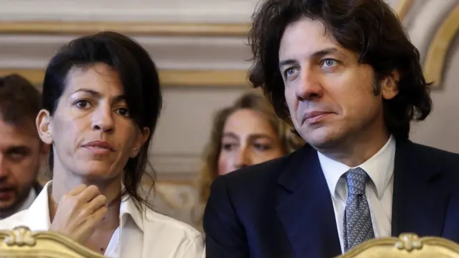 مارک کاپاتو، فعال مدنی که برای قانونی شدن اتانازی کمپین می‌کند به همراه دوست دختر فابیو آنتونیانی در جلسه دادگاه قانون اساسی